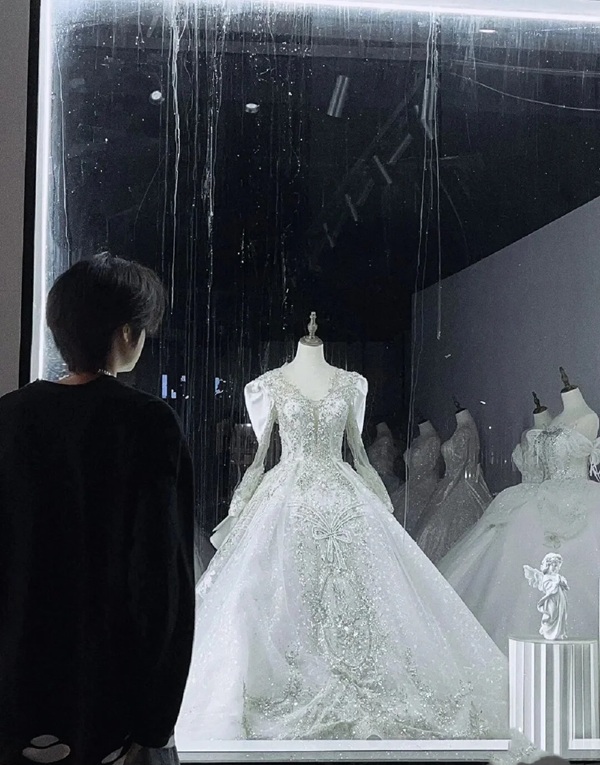 ảnh đứng nhìn váy cưới buồn 22