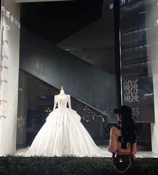 ảnh đứng nhìn váy cưới buồn 23