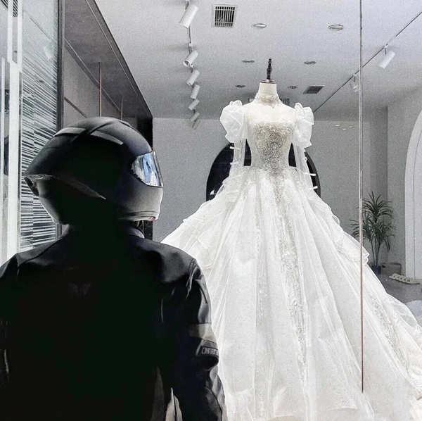 ảnh đứng nhìn váy cưới buồn 25