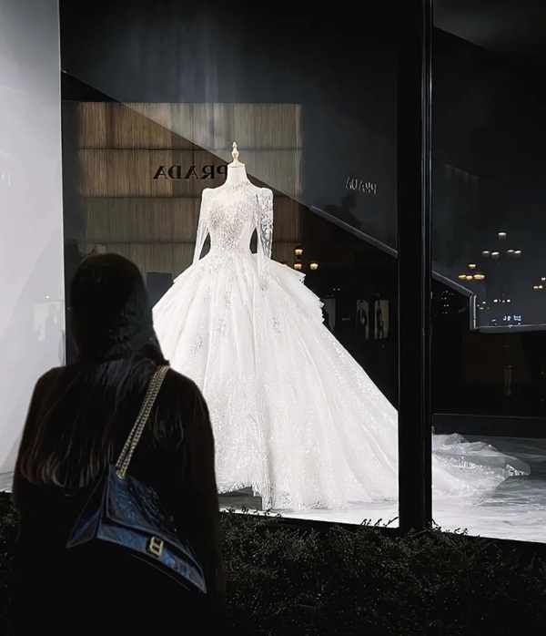 ảnh đứng nhìn váy cưới buồn 26