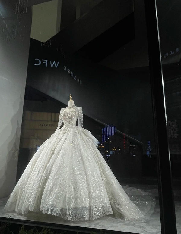 ảnh đứng nhìn váy cưới buồn 28