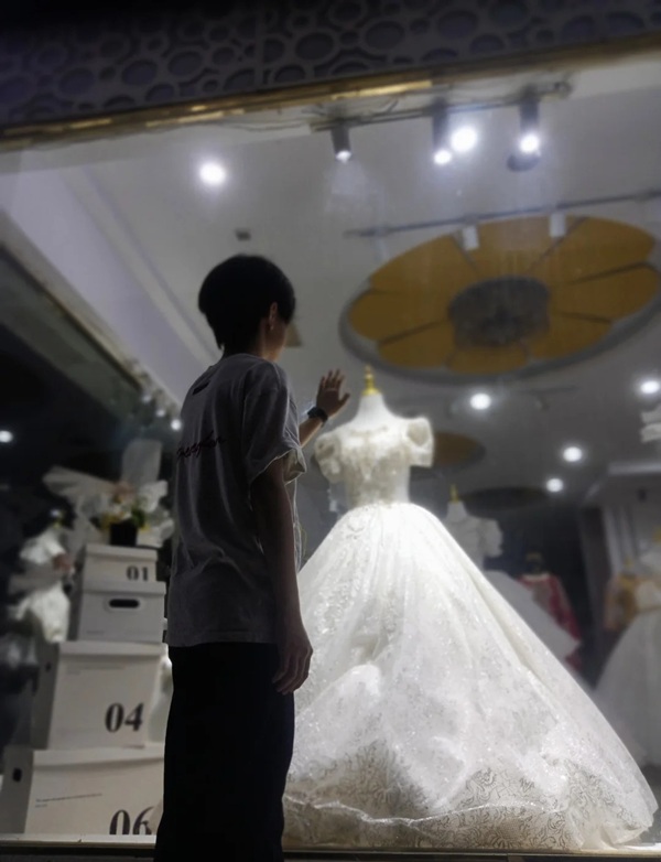 ảnh đứng nhìn váy cưới buồn 3