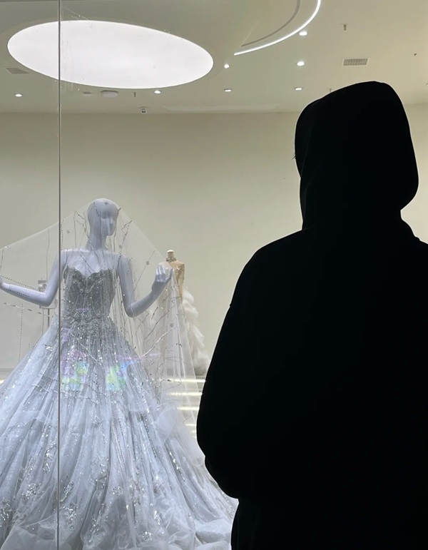 ảnh đứng nhìn váy cưới buồn 30