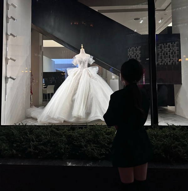 ảnh đứng nhìn váy cưới buồn 31