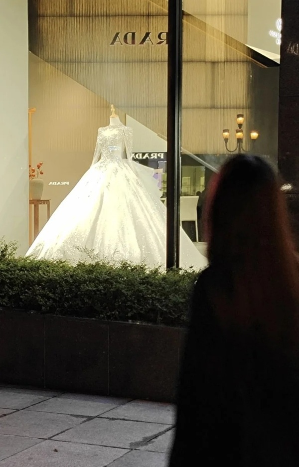 ảnh đứng nhìn váy cưới buồn 33