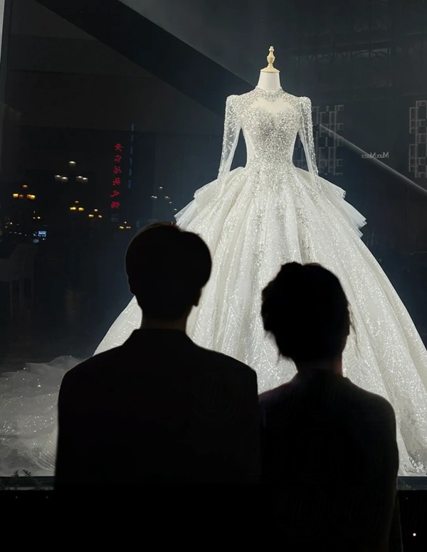 ảnh đứng nhìn váy cưới buồn 34