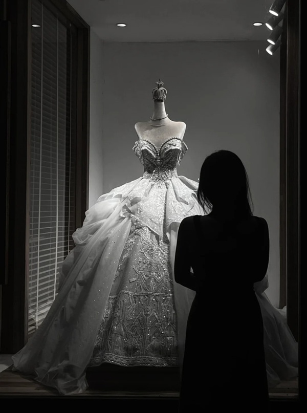 ảnh đứng nhìn váy cưới buồn 35