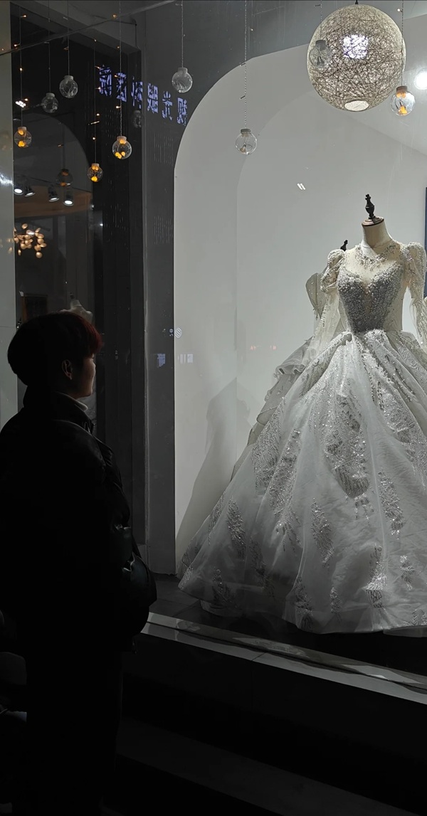 ảnh đứng nhìn váy cưới buồn 36