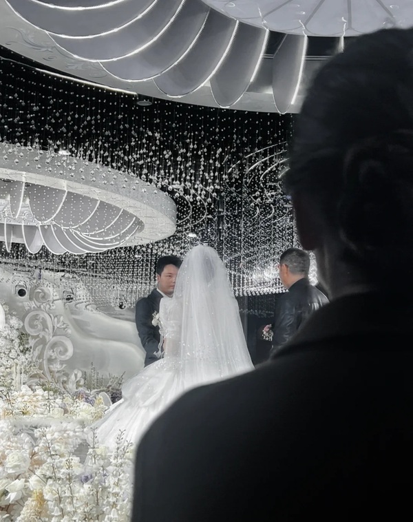 ảnh đứng nhìn váy cưới buồn 37