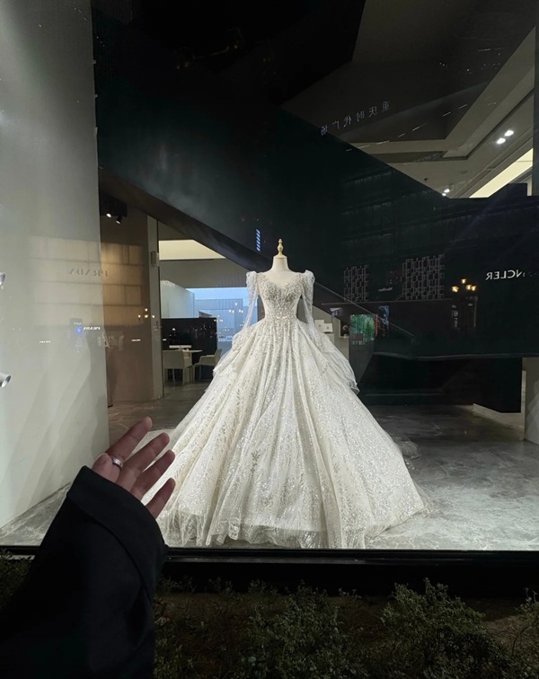 ảnh đứng nhìn váy cưới buồn 4