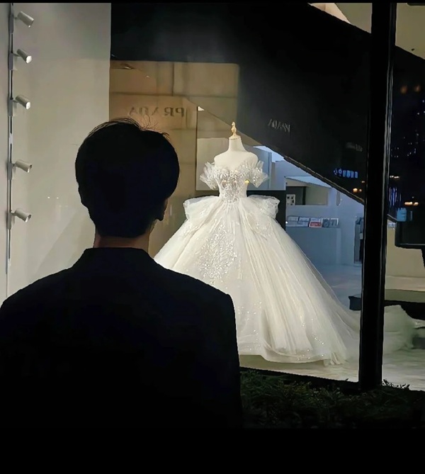 ảnh đứng nhìn váy cưới buồn 5