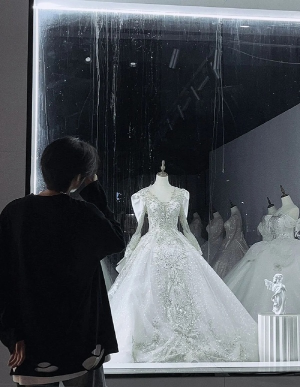 ảnh đứng nhìn váy cưới buồn 6