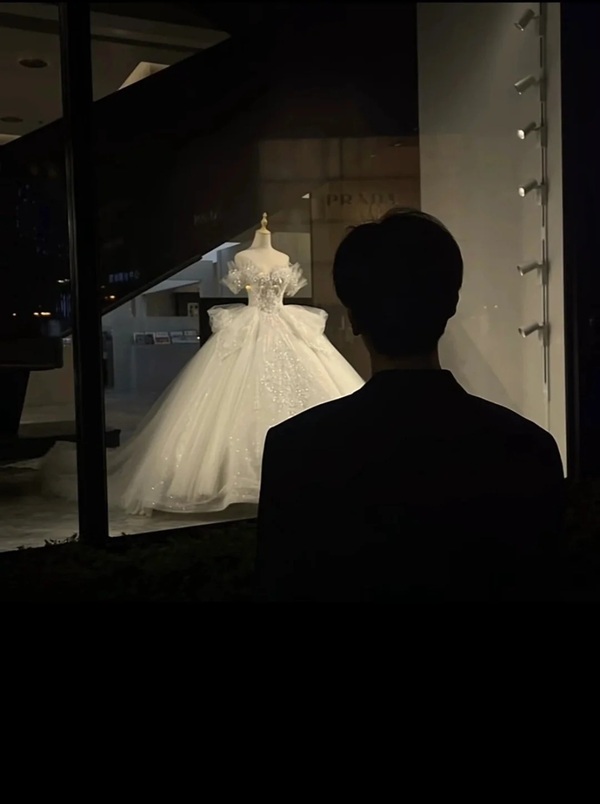 ảnh đứng nhìn váy cưới buồn 7