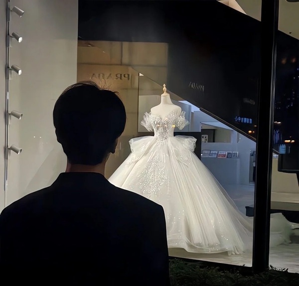 ảnh đứng nhìn váy cưới buồn 8