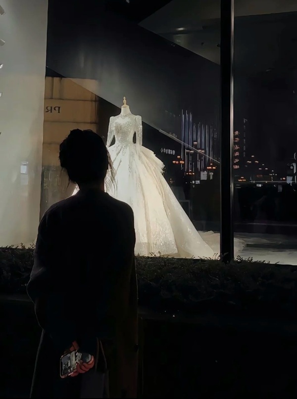 ảnh đứng nhìn váy cưới buồn 9