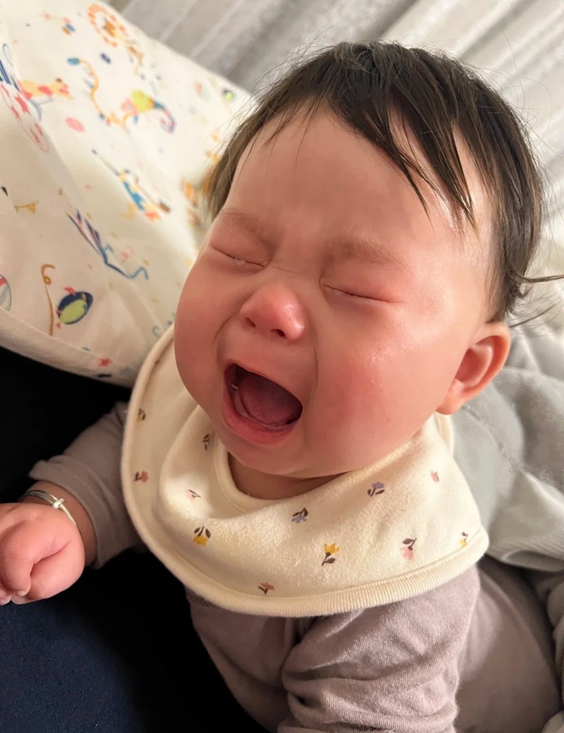 ảnh em bé khóc 1