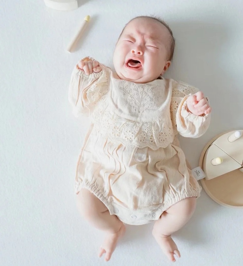 ảnh em bé khóc 10