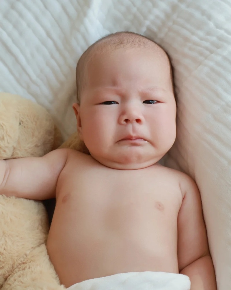 ảnh em bé khóc 11