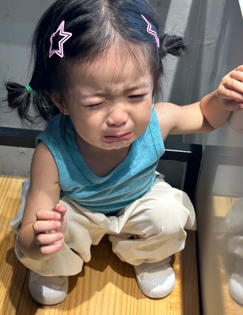 ảnh em bé khóc 12