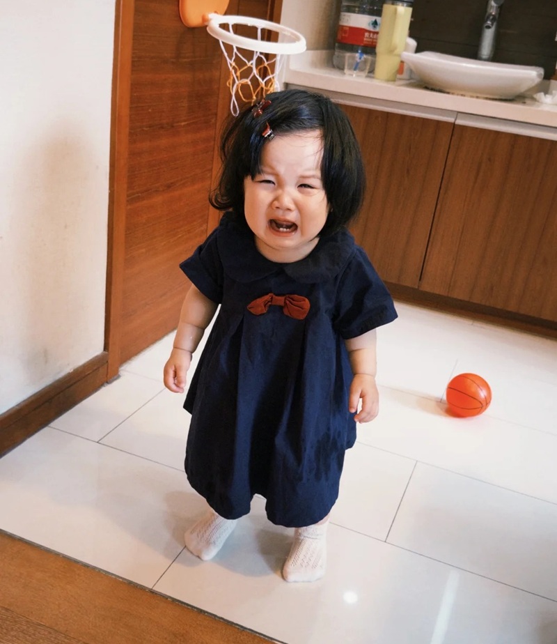 ảnh em bé khóc 14