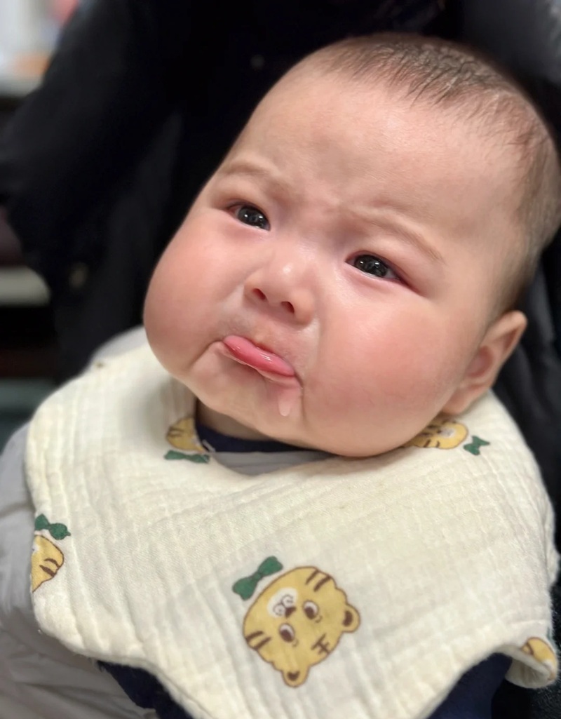 ảnh em bé khóc 15