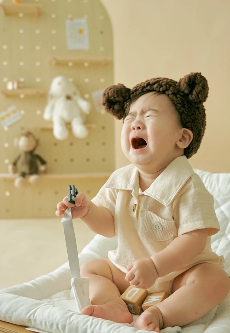 ảnh em bé khóc 17