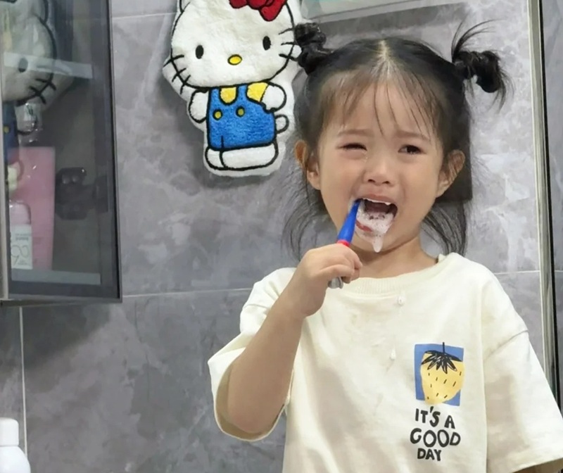 ảnh em bé khóc 2