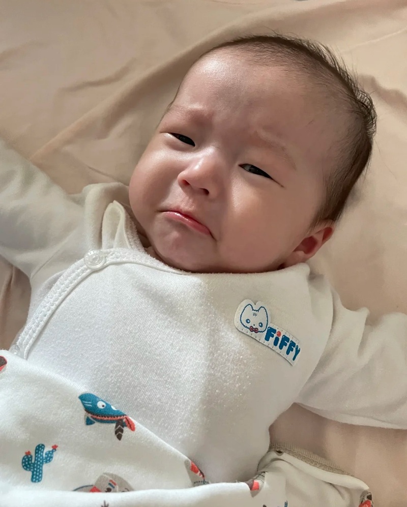 ảnh em bé khóc 22