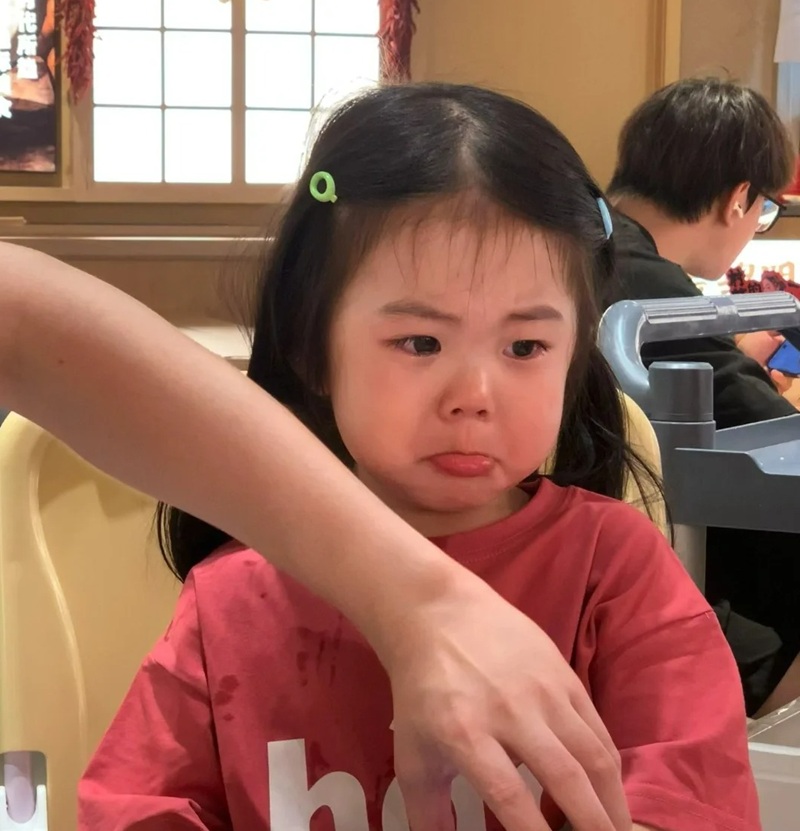 ảnh em bé khóc 24