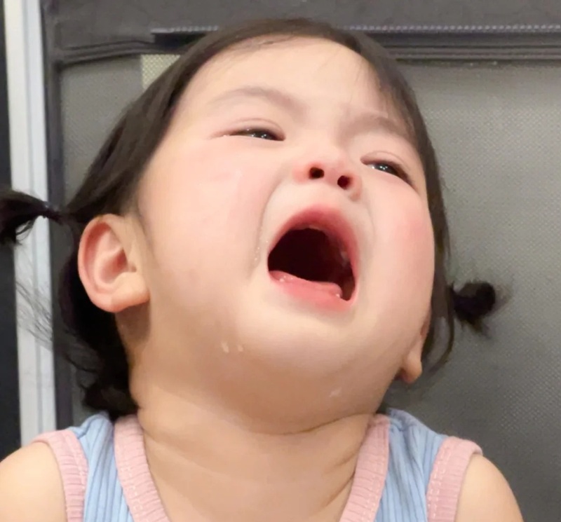 ảnh em bé khóc 25