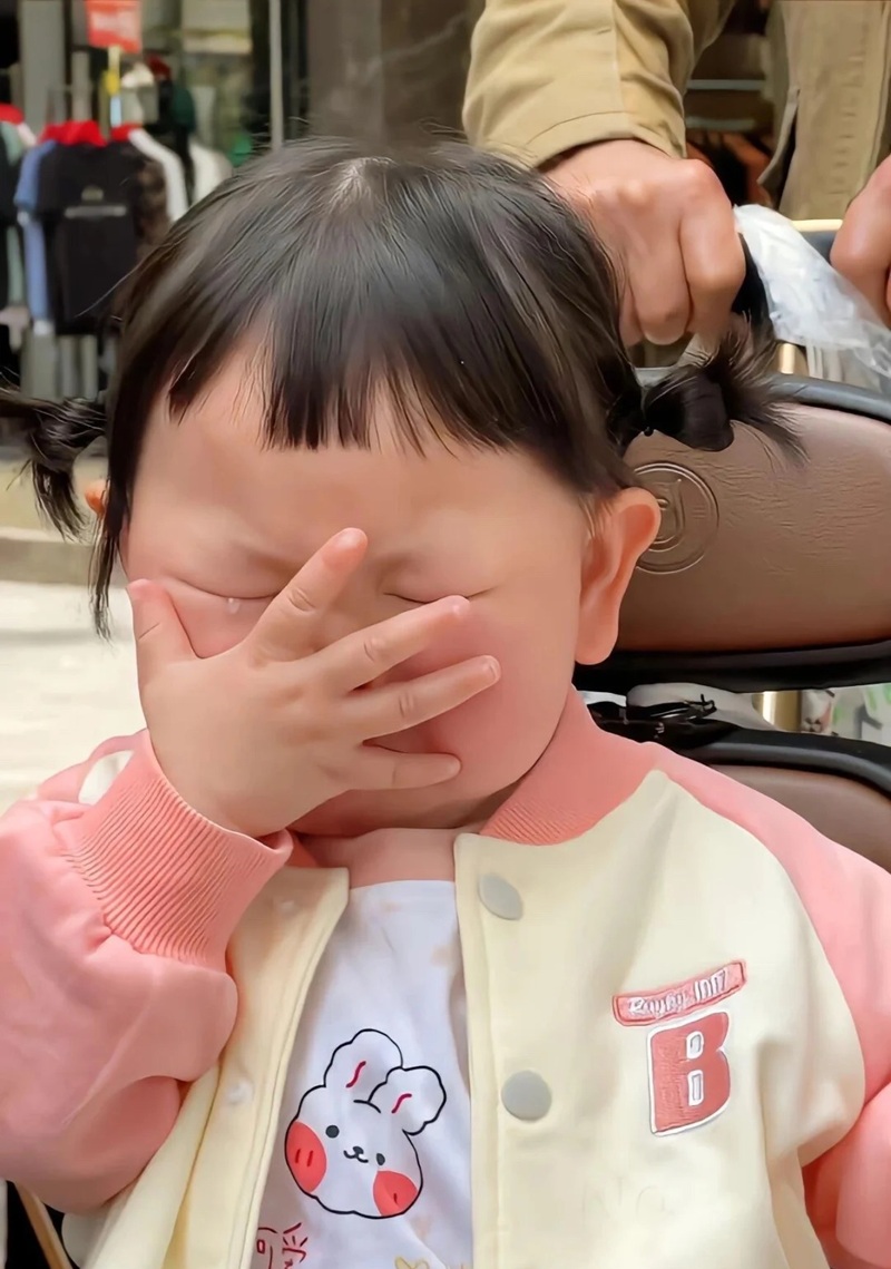 ảnh em bé khóc 27