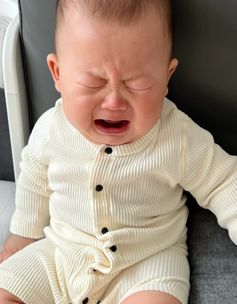 ảnh em bé khóc 29