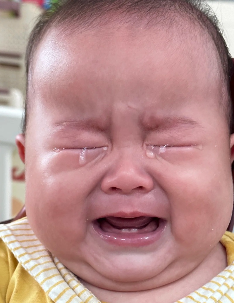 ảnh em bé khóc 3