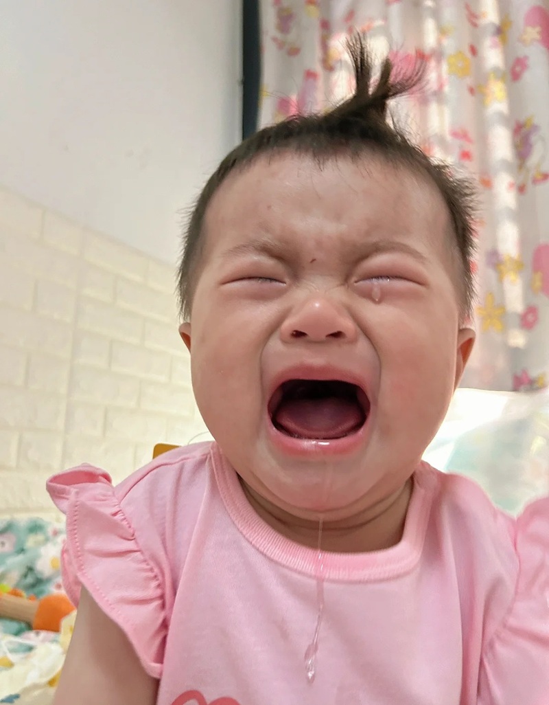 ảnh em bé khóc 31