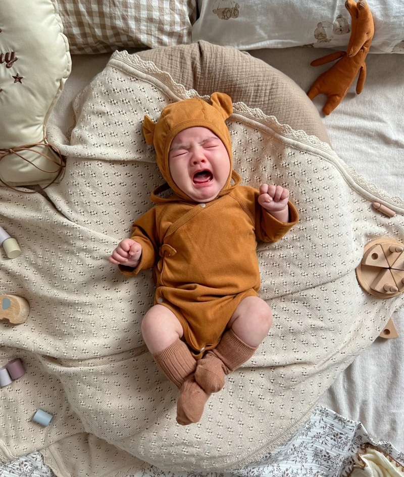 ảnh em bé khóc 32