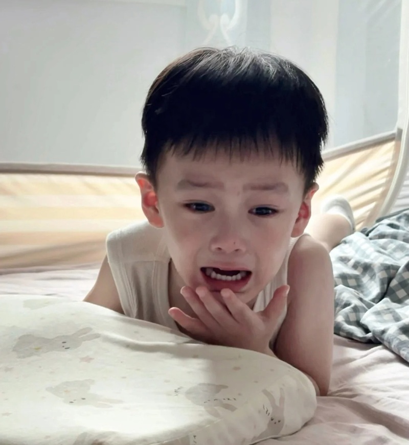 ảnh em bé khóc 33