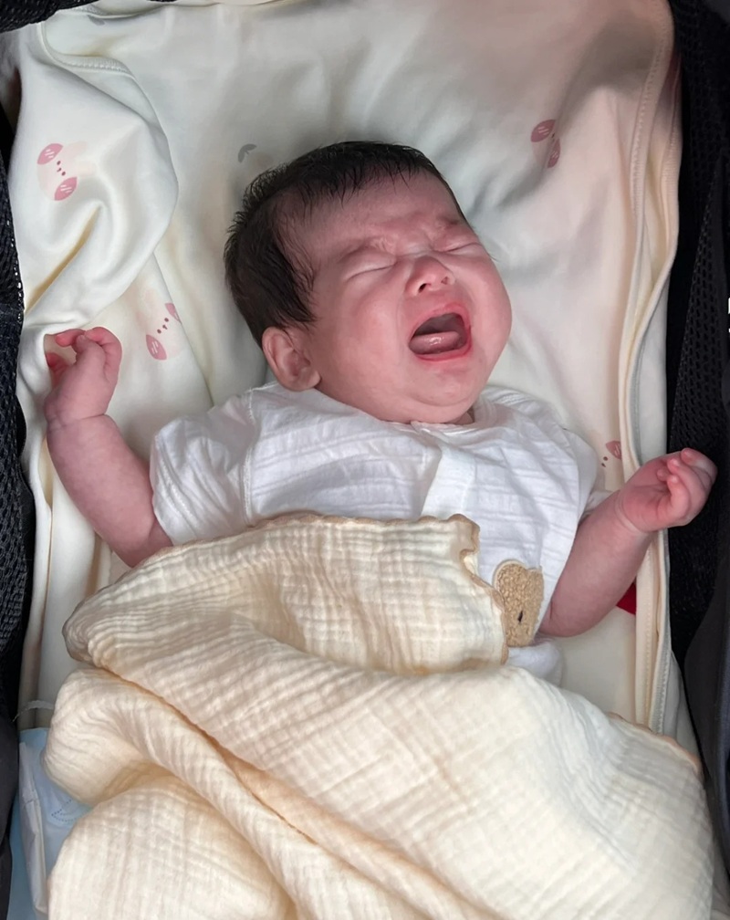 ảnh em bé khóc 34