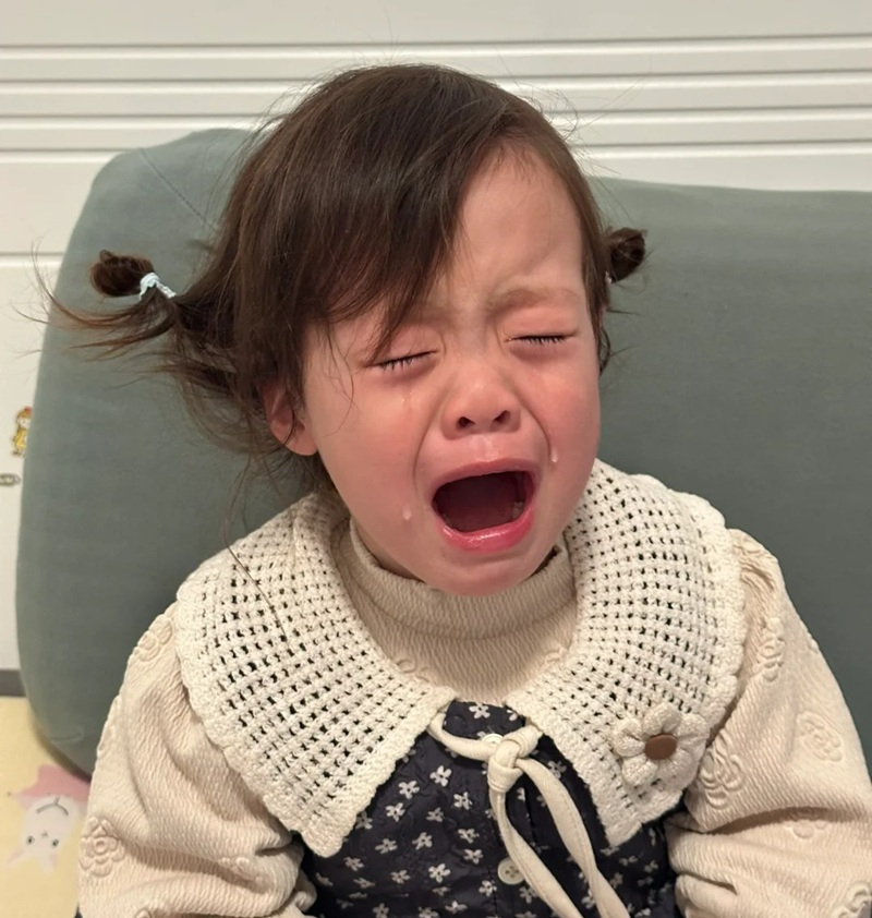 ảnh em bé khóc 36