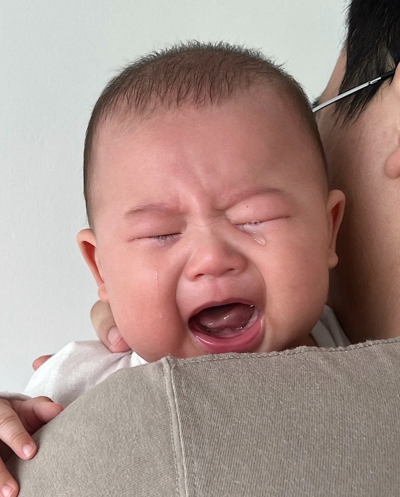 ảnh em bé khóc 39