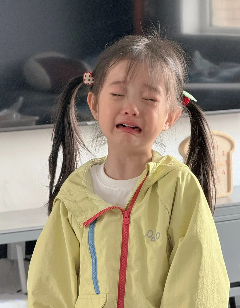 ảnh em bé khóc 4