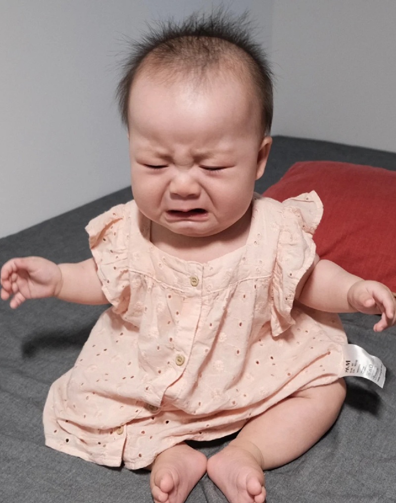 ảnh em bé khóc 40