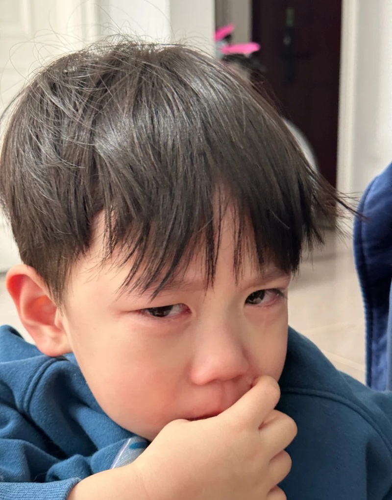 ảnh em bé khóc 42