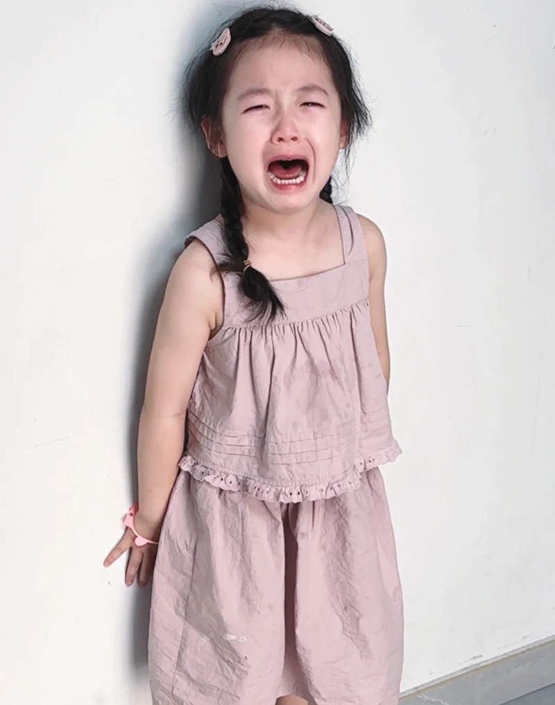 ảnh em bé khóc 43