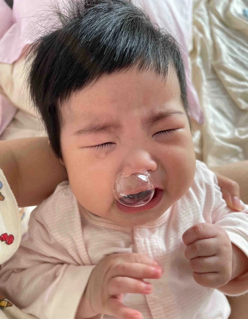 ảnh em bé khóc 5