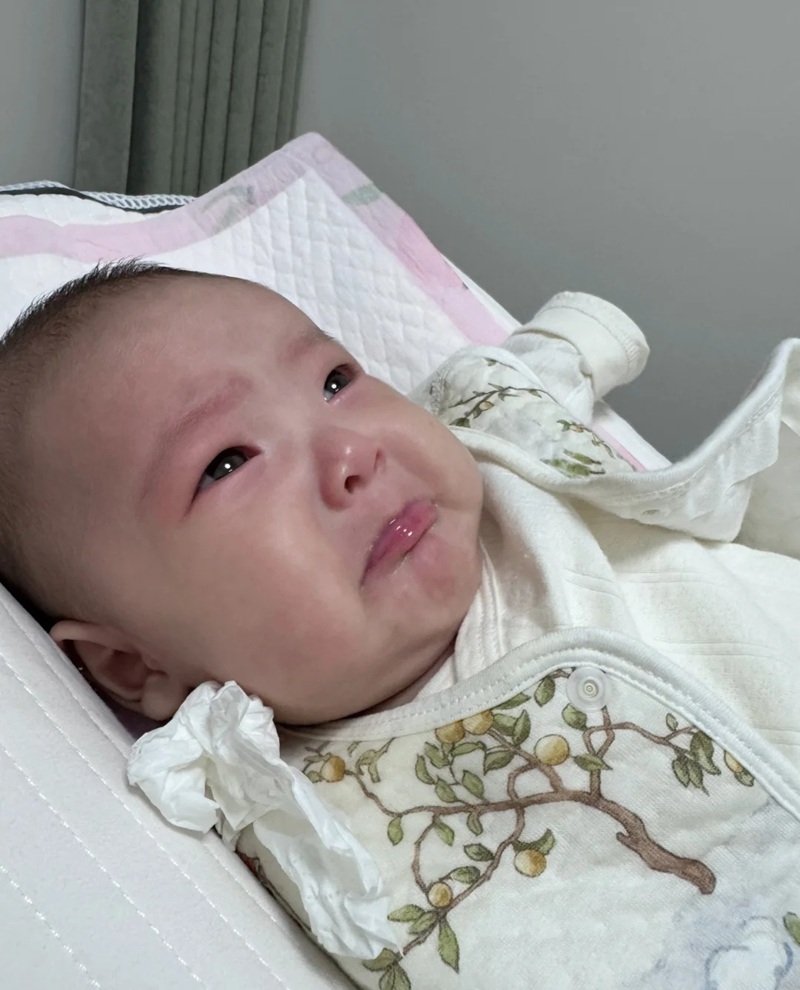 ảnh em bé khóc 6