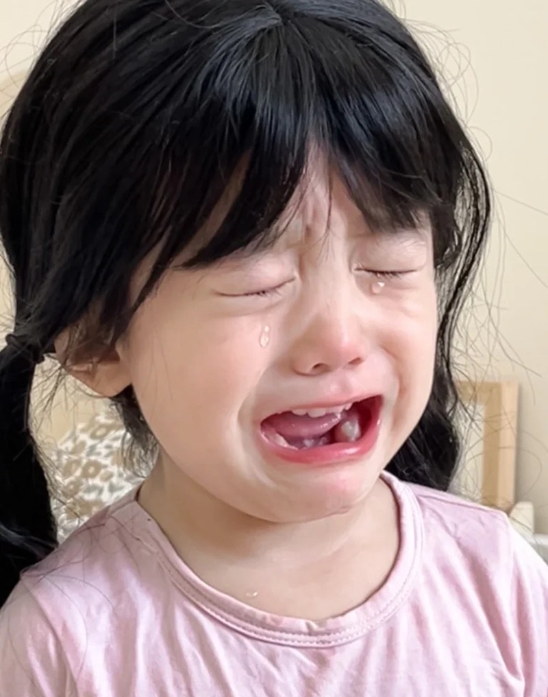 ảnh em bé khóc 7