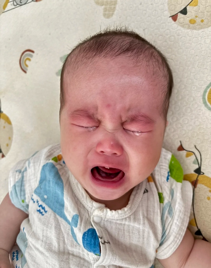 ảnh em bé khóc 8