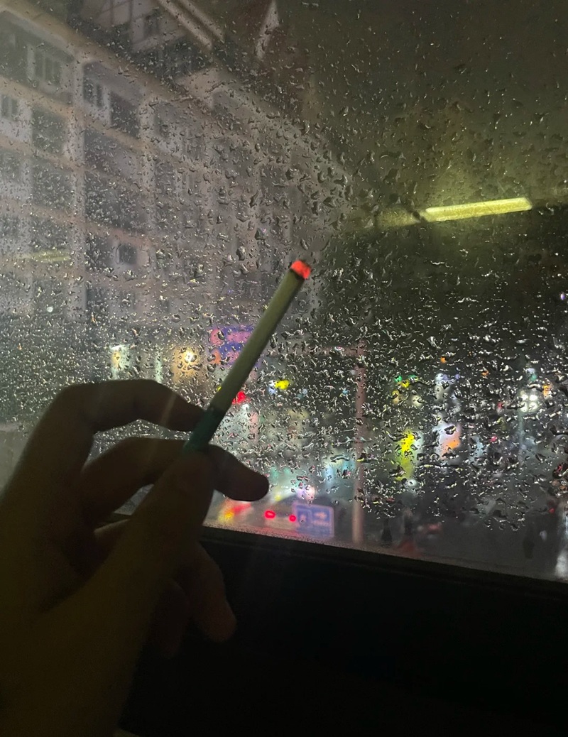 ảnh hút thuốc buồn 10