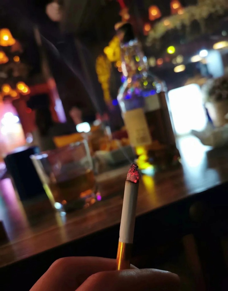 ảnh hút thuốc buồn 11