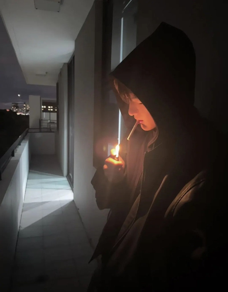 ảnh hút thuốc buồn 12